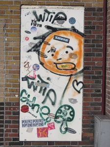 829257 Afbeelding van een paneel vol graffiti, naast de entree van Muziekhandel Ebbeling (Amsterdamsestraatweg 435) te ...